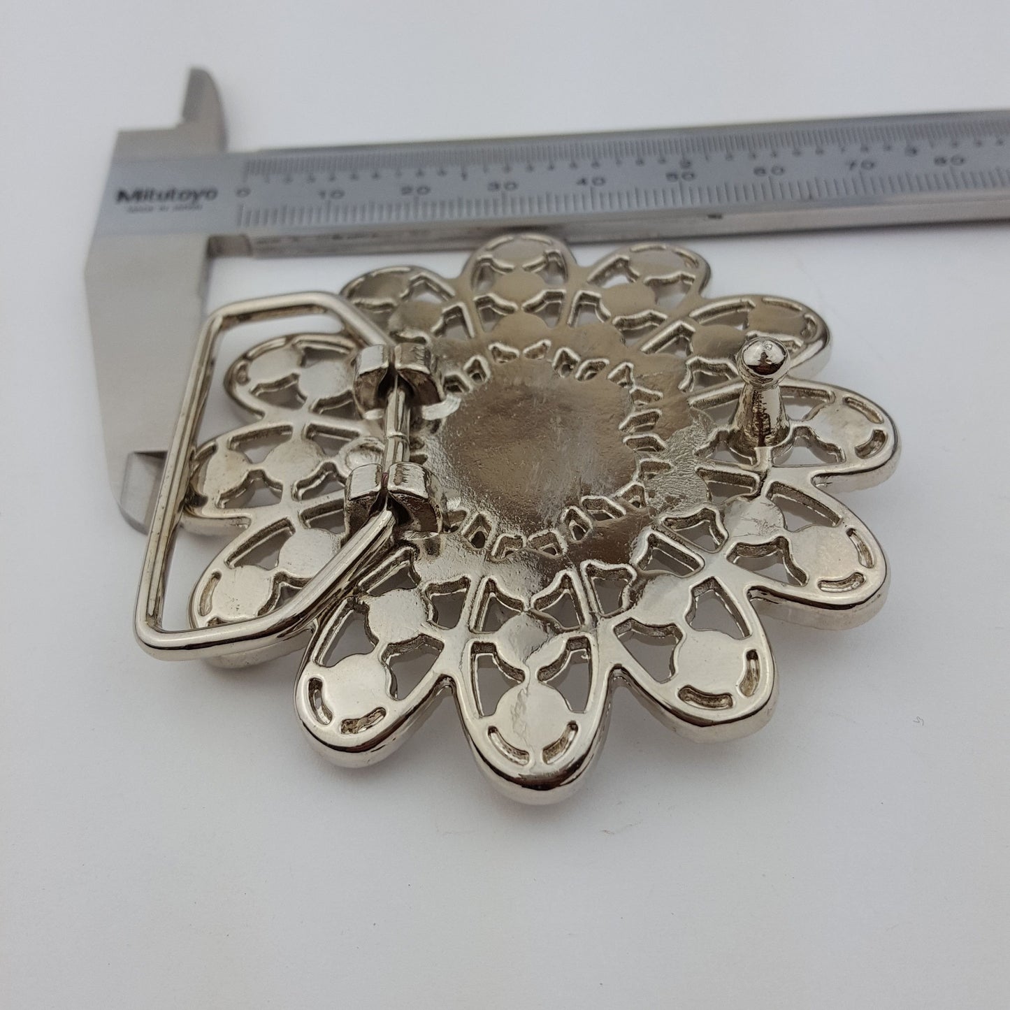 Buckle Sale: Daisy belt buckle in gunmetal or silver finish