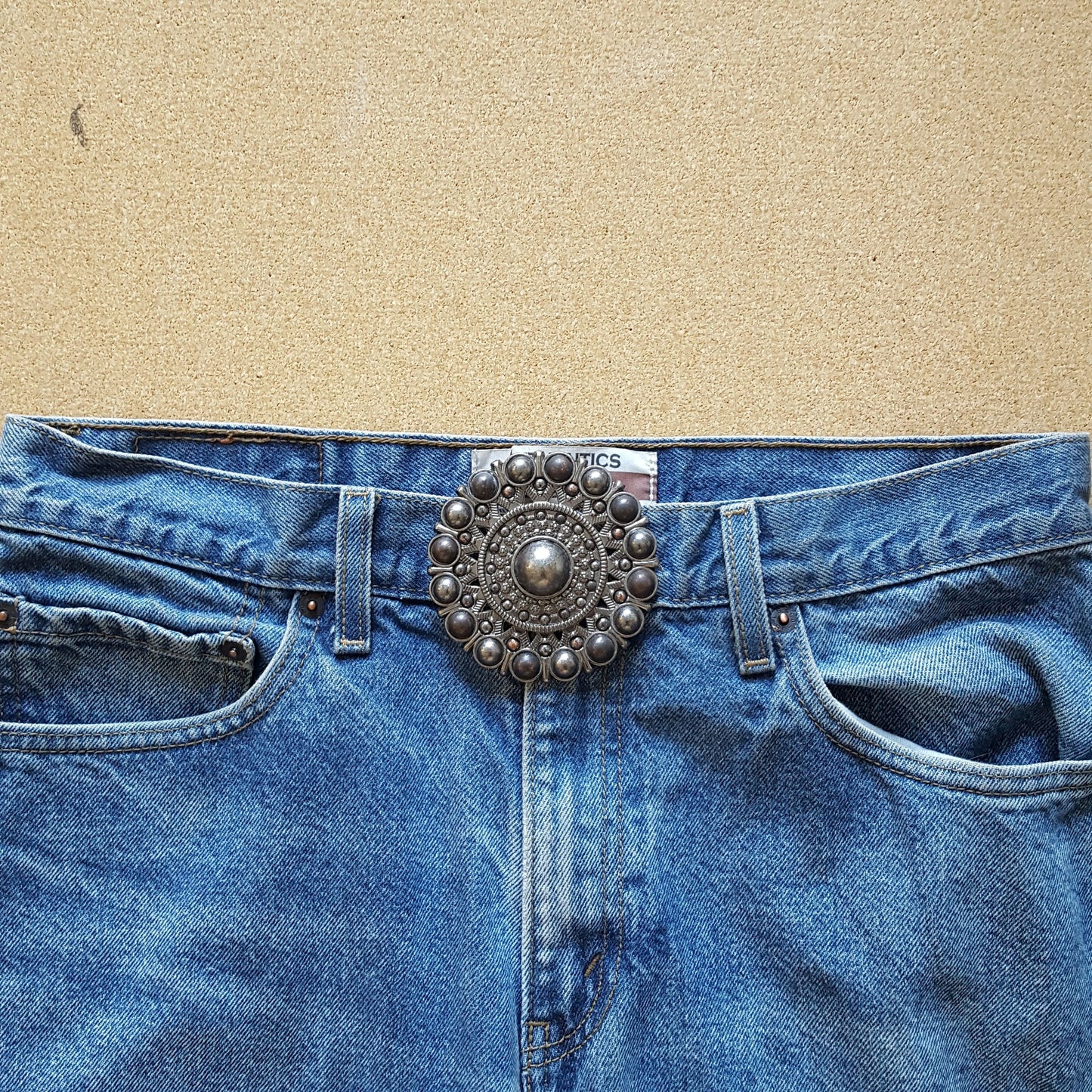 Buckle: Unique Round Belt Buckle with Metal ball beads Design