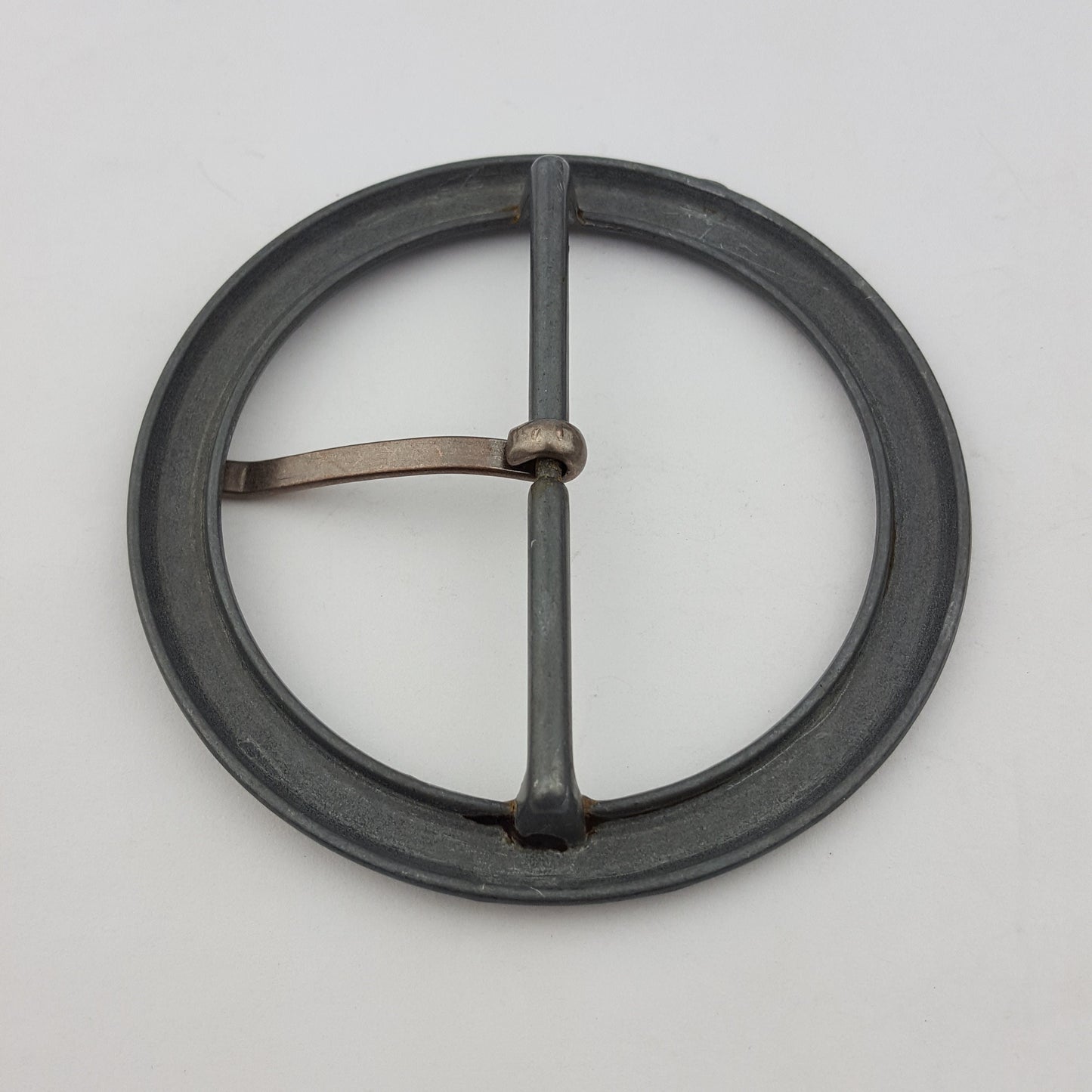 Buckle: Wide center bar buckle