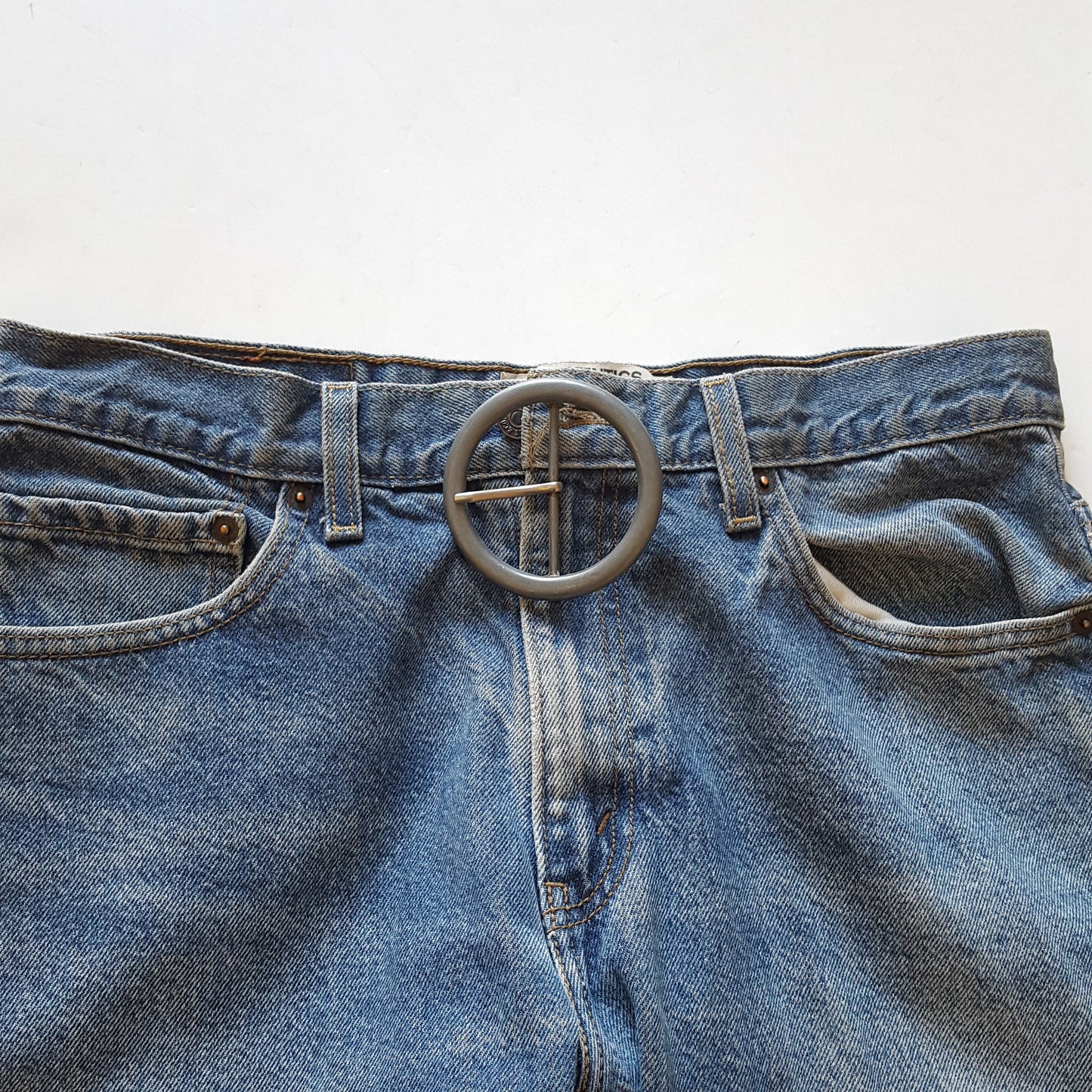 Buckle: Wide center bar buckle