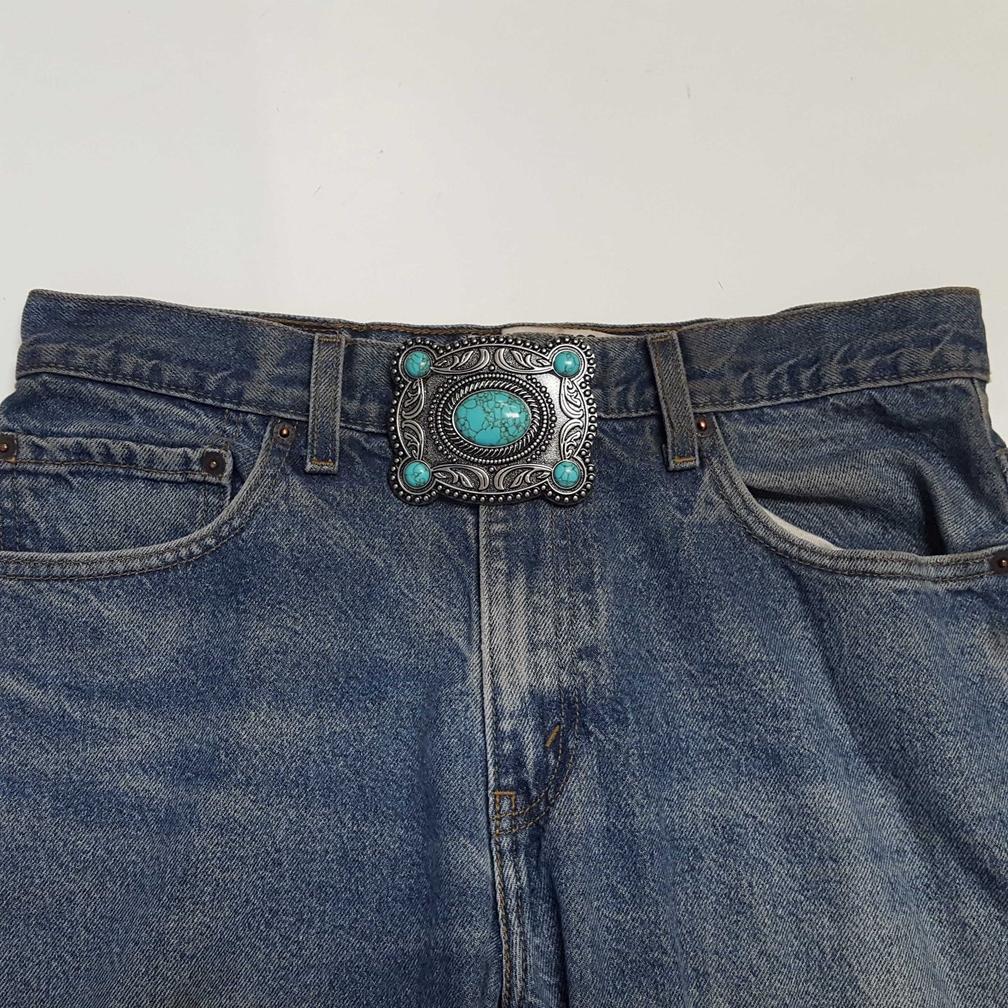 Buckle: Western-Inspired Belt Buckle w. stone