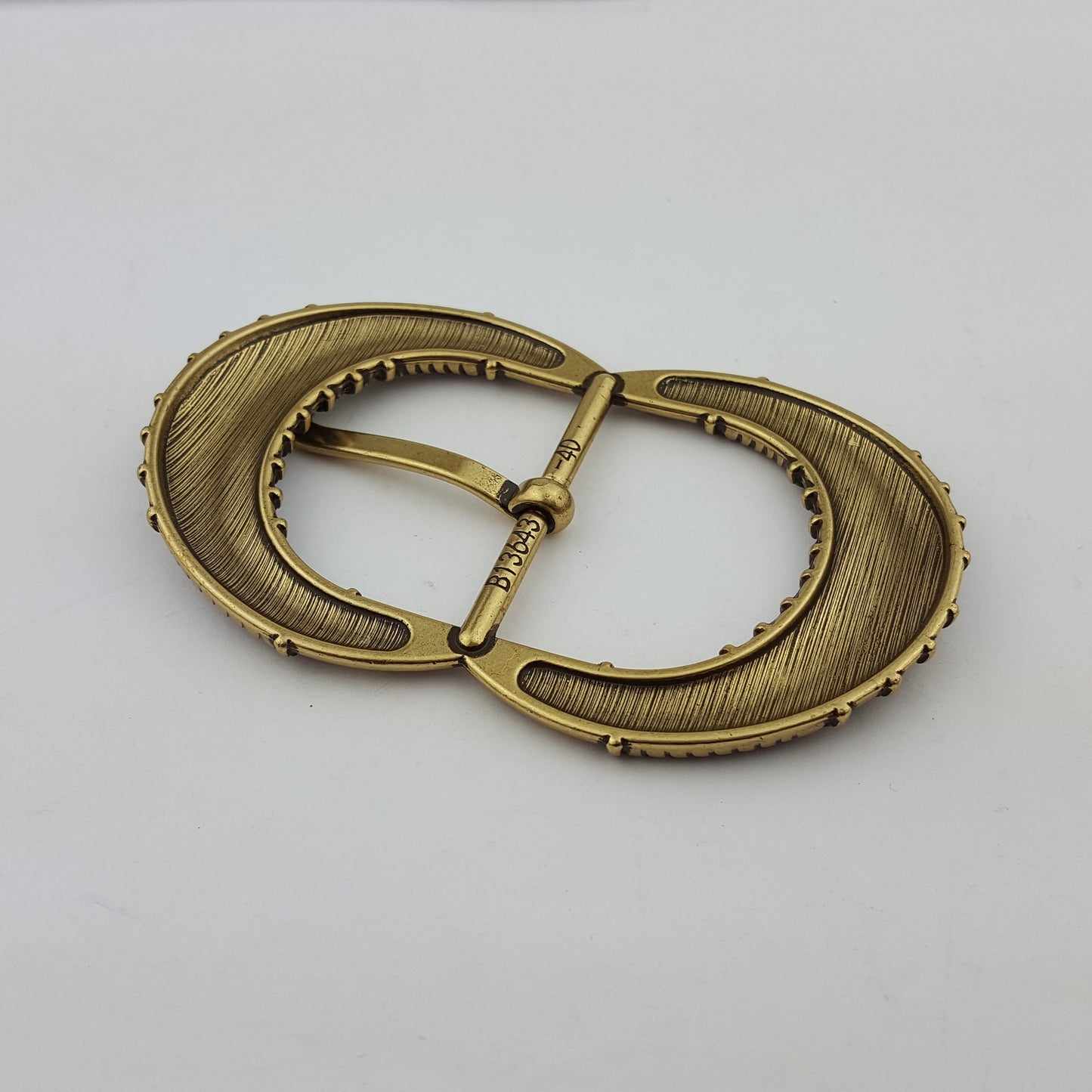 Buckle: Western-Inspired Belt Buckle w. Vintage Brass Finish