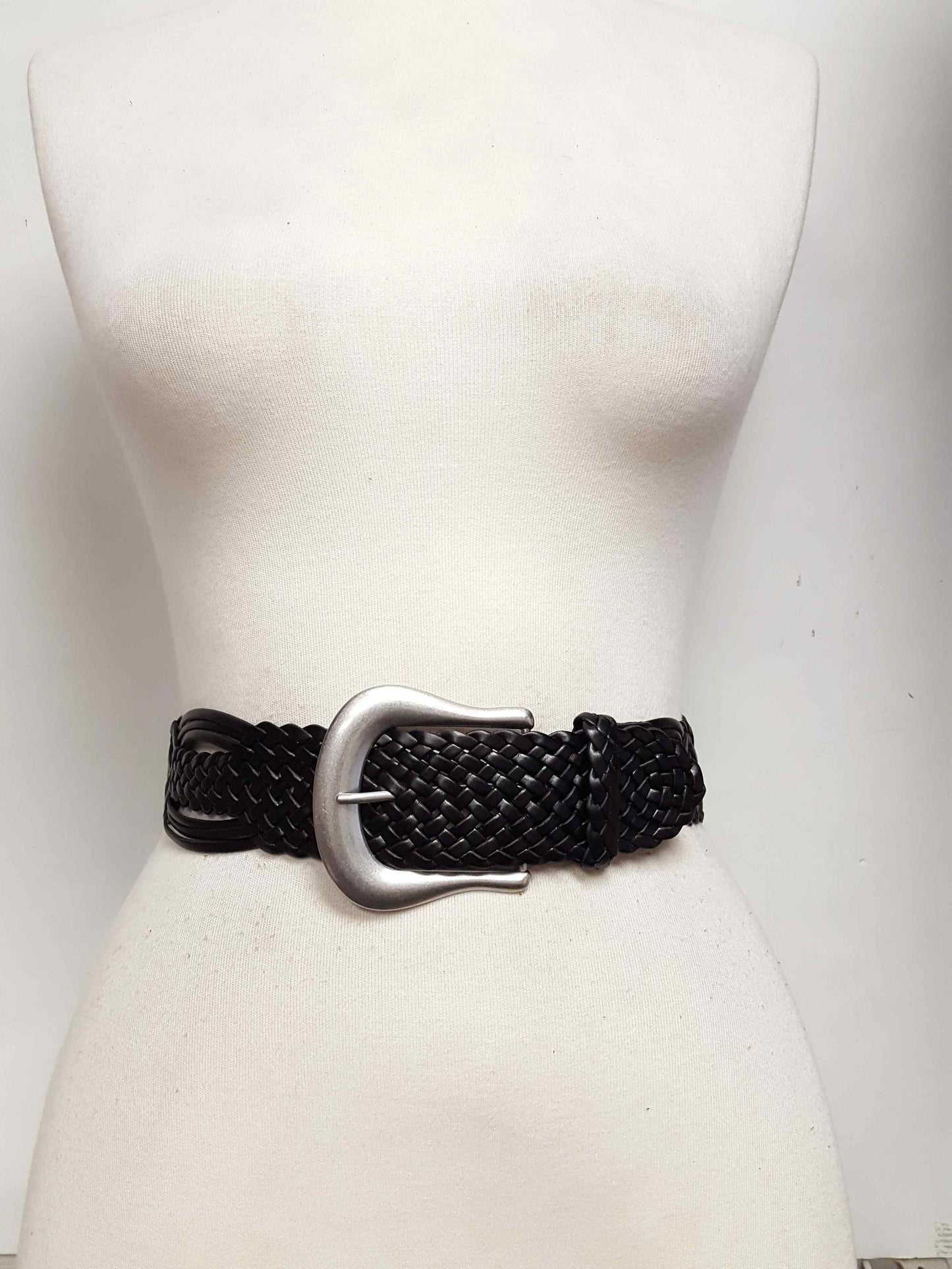 Buckle: Silver Horseshoe Shape buckle for around 2" width belt