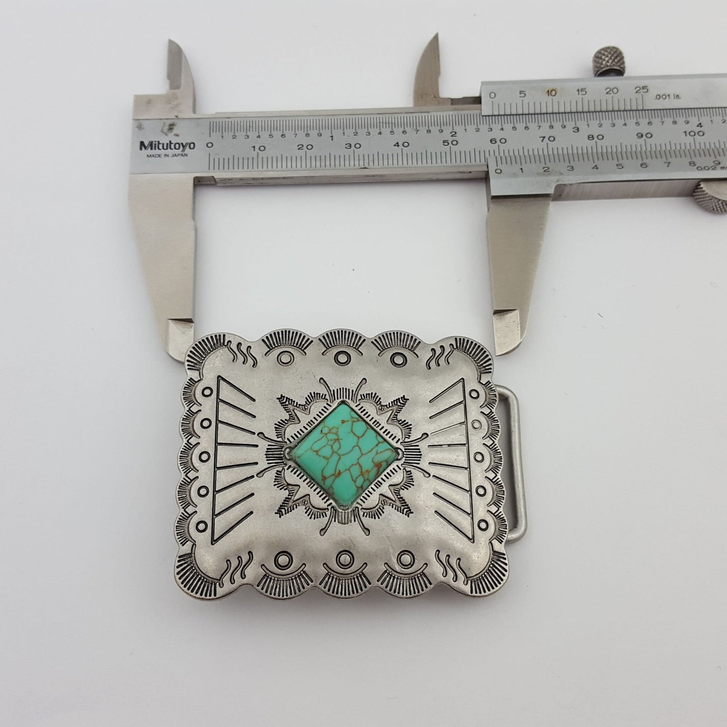 Buckle: Trendy scalloped edge Western-Inspired Buckle