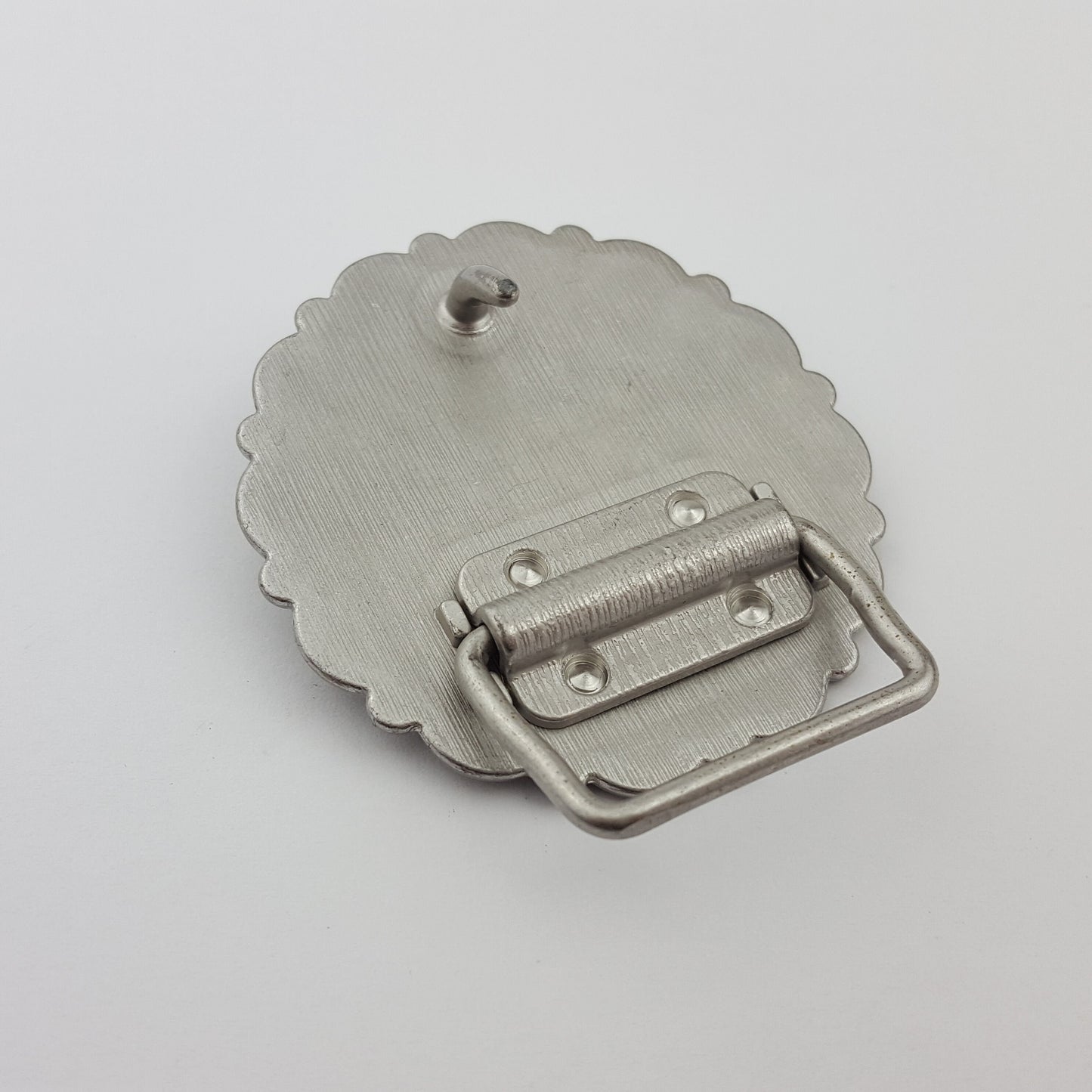 Buckle: Trendy scalloped edge Western-Inspired Buckle