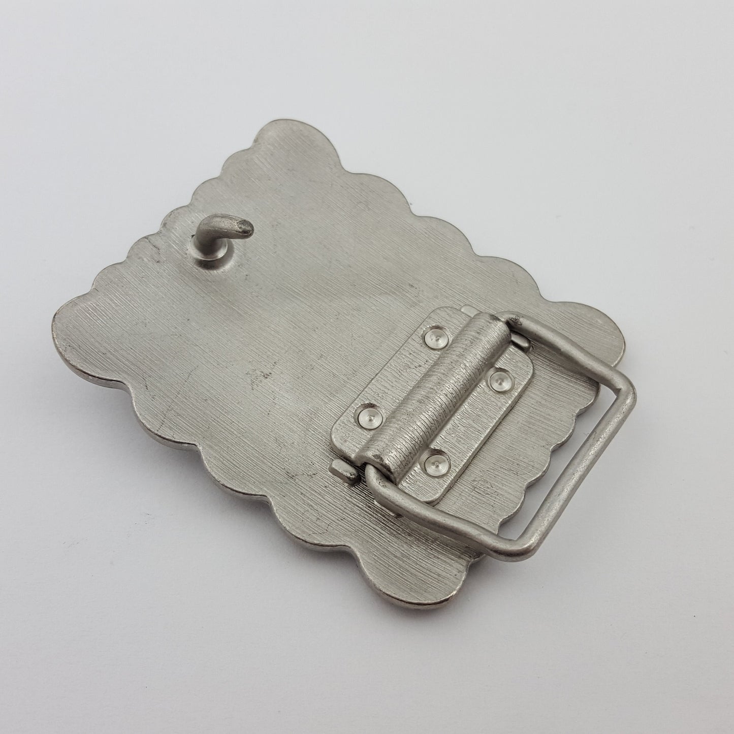 Buckle: Trendy scalloped edge Western-Inspired Buckle