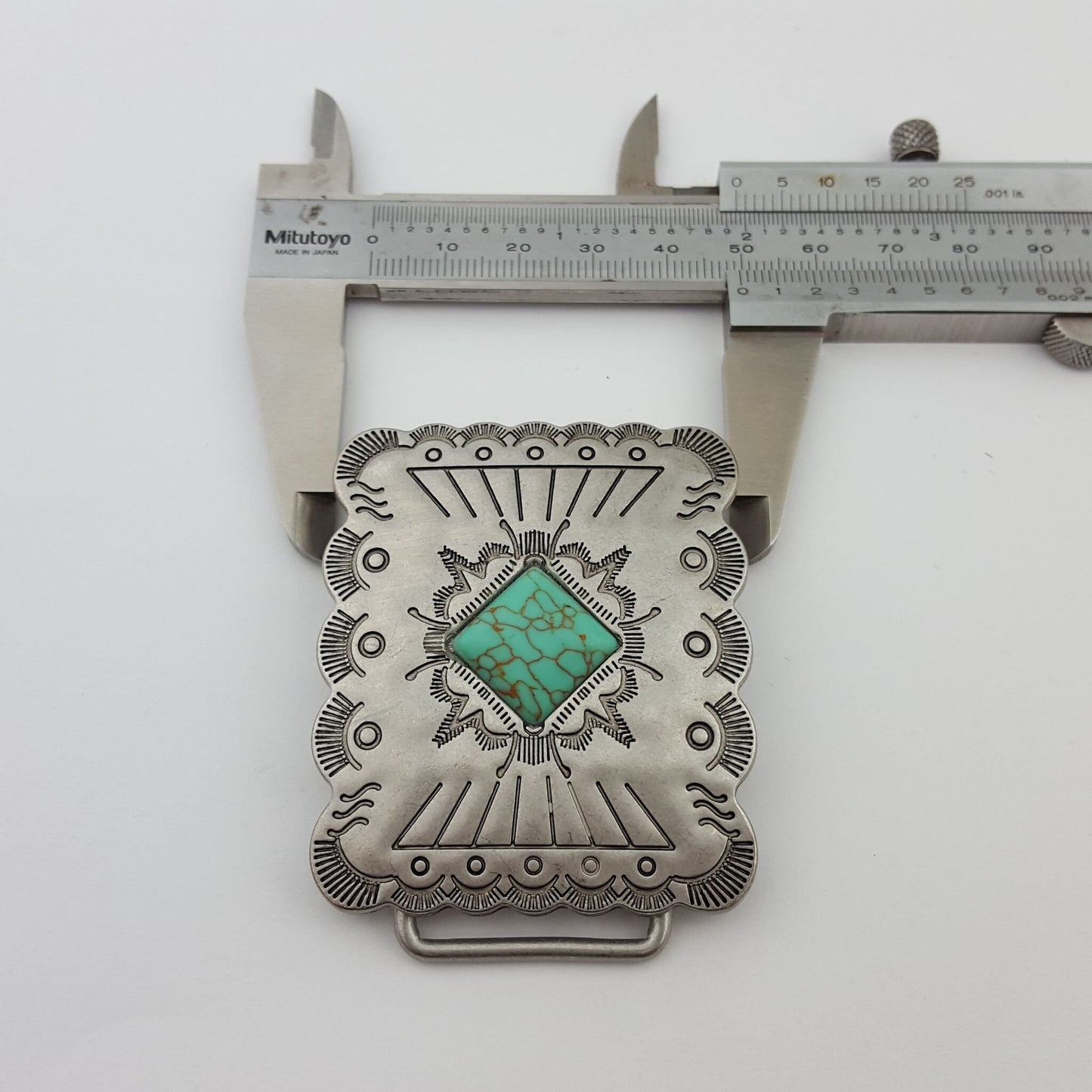 Buckle: Trendy scalloped edge Western-Inspired Buckle