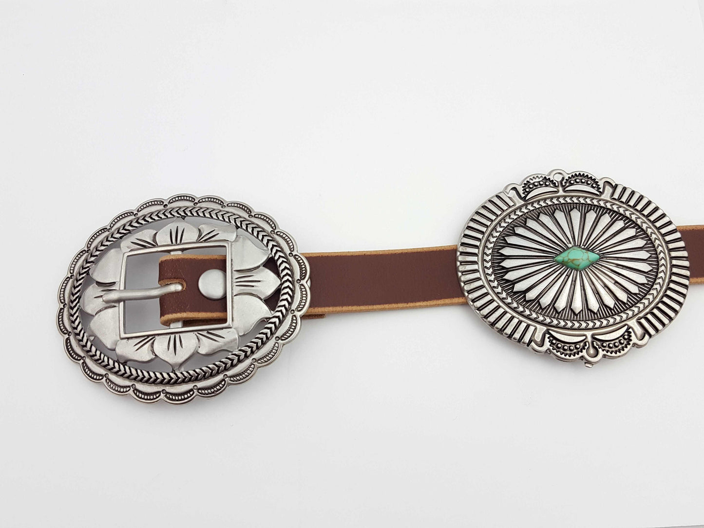 Belt: Western Genuine Distressed Leather belt w. oval concho