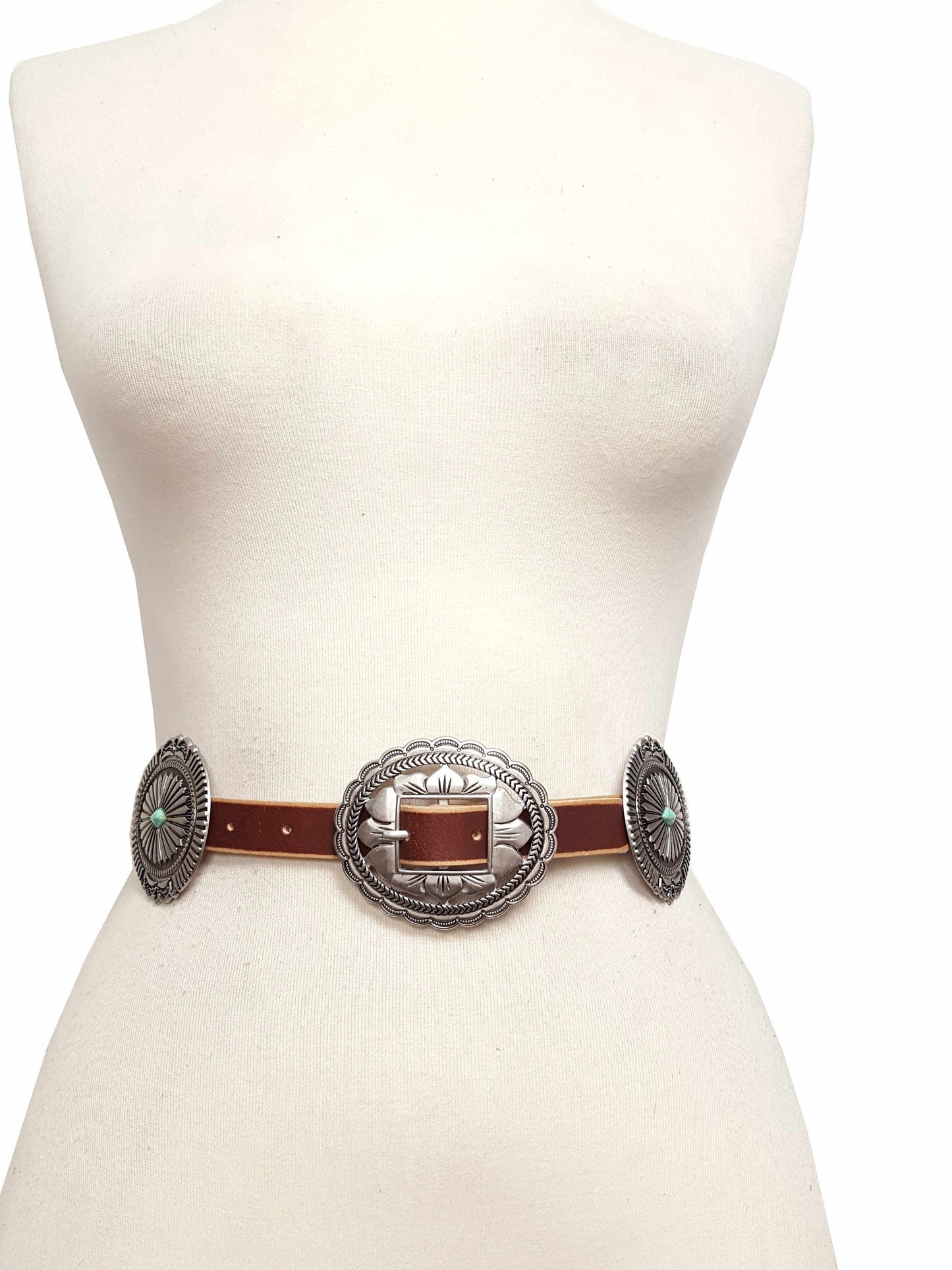 Belt: Western Genuine Distressed Leather belt w. oval concho